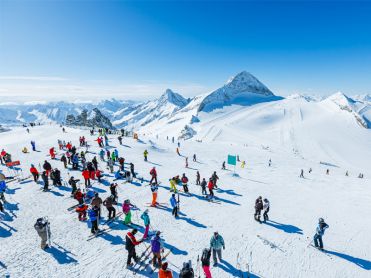 Wintersportler auf dem Gipfel des Berges