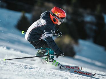 Schneller Skifahrer auf der Piste