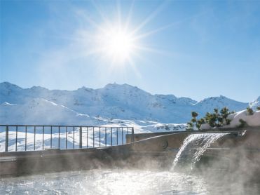 Außenpool mit Schnee und Bergen