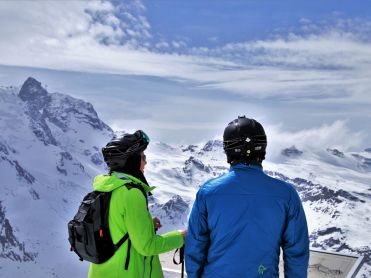 Skifahrer blicken auf die Berge