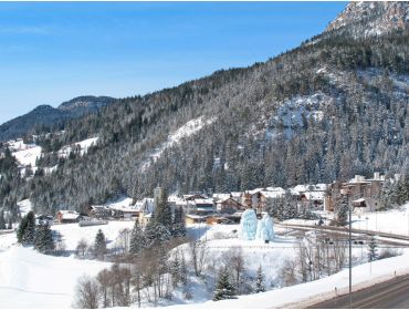 Skidorf Typisches italienisches Dorf mit einem schönen historischen Zentrum-2