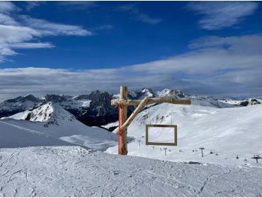 Skidorf Typisches italienisches Dorf mit einem schönen historischen Zentrum-4