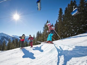 Skifahren kinder Saalbach