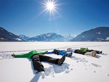 Im Schnee liegend in Serfaus