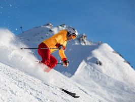 Skifahrer gelbe Jacke