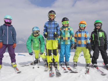Kinder skifahren