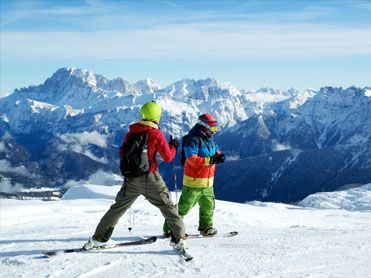 Leute skifahren in Sölden 